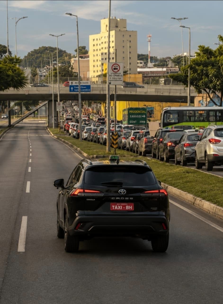 Táxi Corolla Cross ExclusiveTour BH na faixa exclusiva do Move, enquanto o trânsito está completamente parado ao lado